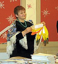 Елена Бердникова демонстрирует работу Кристины Бемы, победившей в номинации «Жар-птица русской литературы».